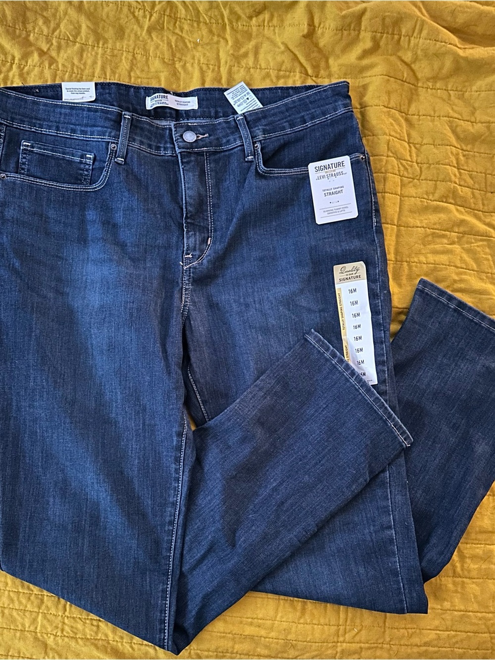 Signature by Levi Strauss Womenās Indigo Straight Jeans